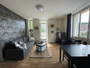 Logement a Brive avec terrasse près du centre-ville et de la Gare avec Netflix Fibre et Stationnements gratuits